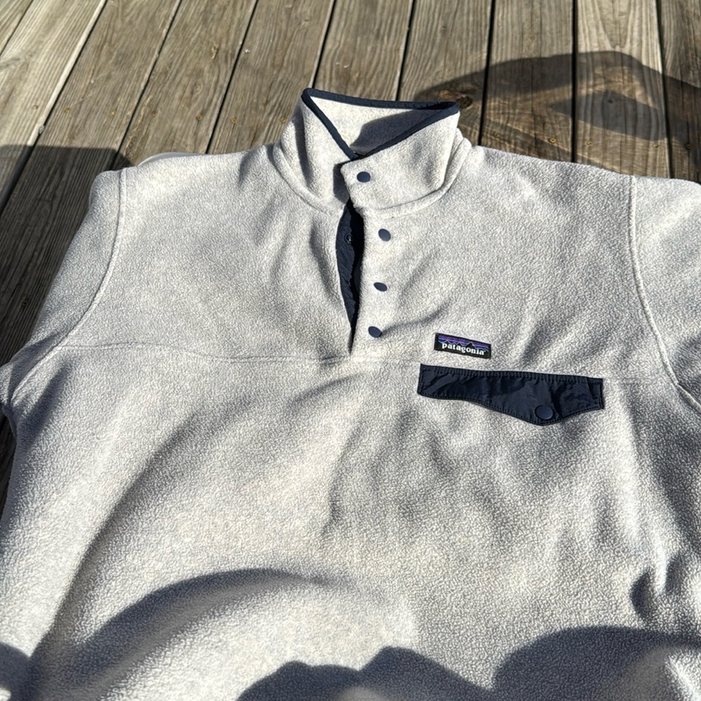 Mens size small Patagonia sweatshirt. In excellent condition. Pet free home.